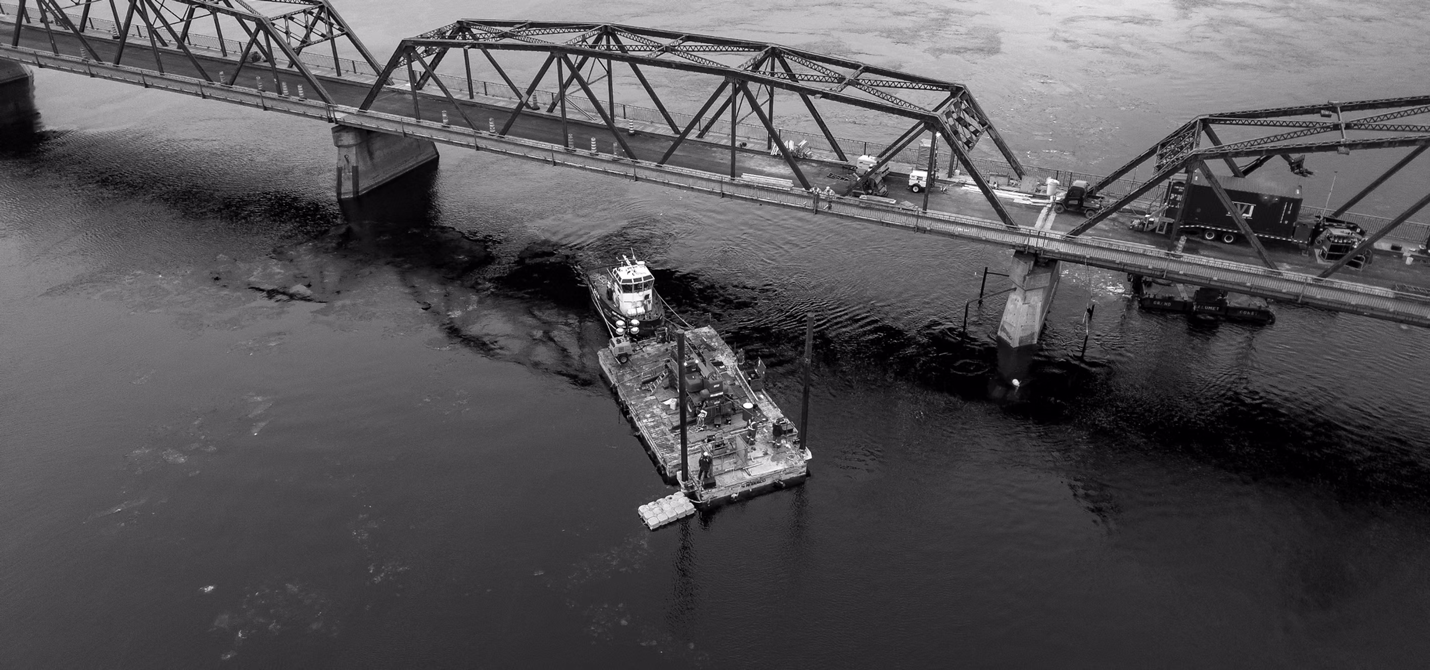 Chantier maritime de Soudage Nitrox sous un pont au Saguenay