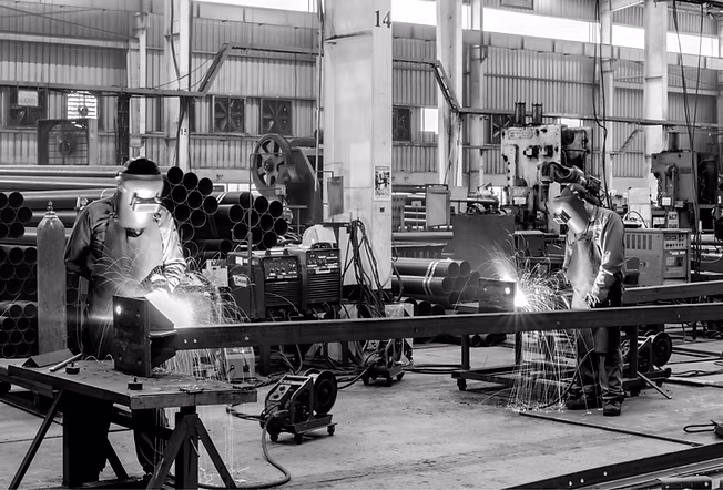 Soudeur dans l'atelier de fabrication sur mesure