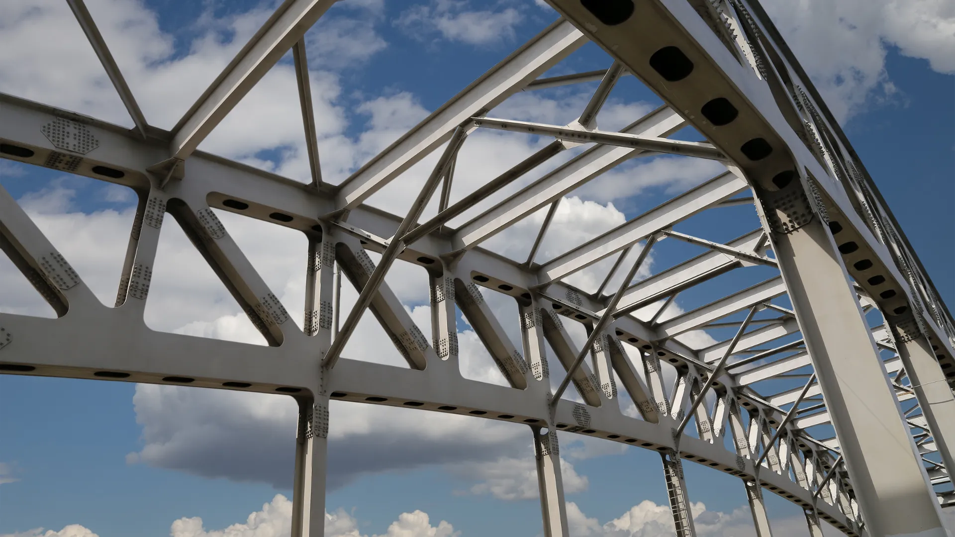 Structure d'acier soudée d'un pont contre le ciel