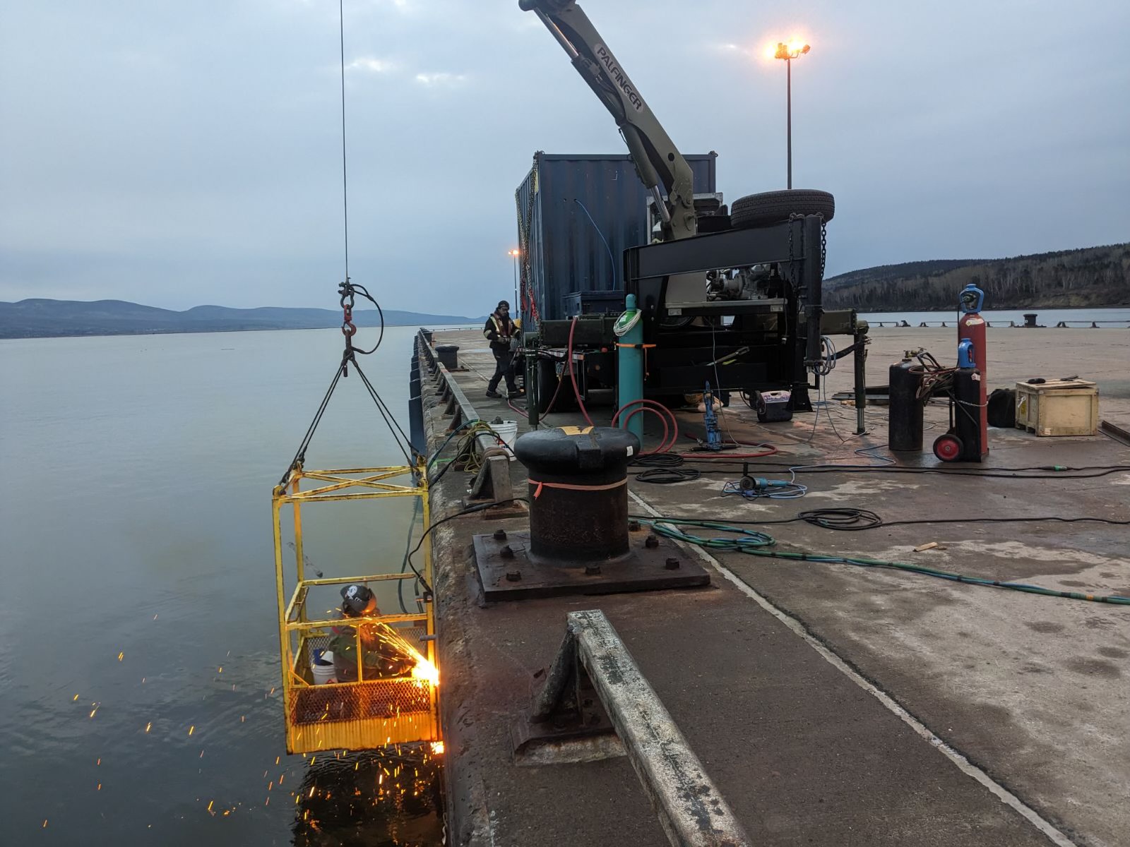 Unité de soudage mobile sur un chantier industriel au quai, grue et conteneur