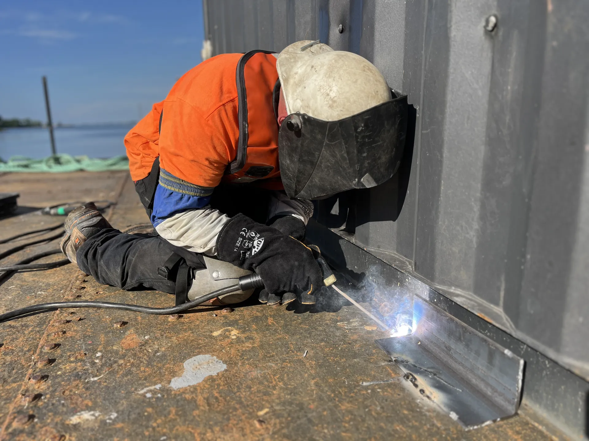 Soudeur mobile certifié CWB sur un chantier